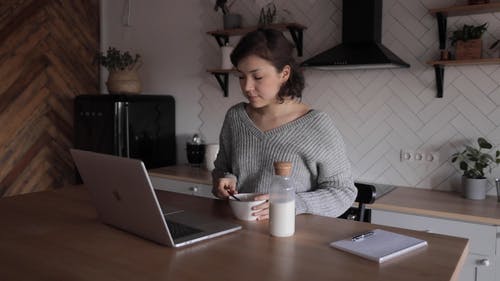 有关educa??osebuahdistuzzle, 吃, 在家工作的免费素材视频