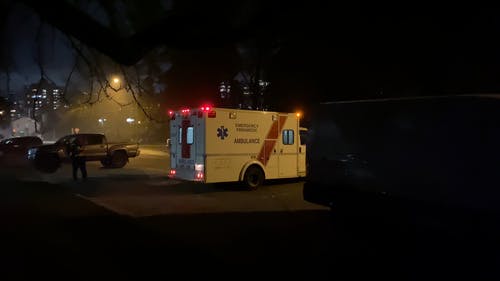 响应紧急情况的停车场上的救护车 · 免费素材视频