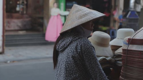 骑摩托车的人和繁忙的街道上的商人 · 免费素材视频