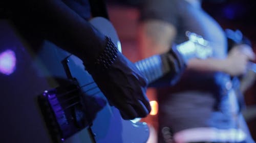 乐队的吉他手弹电吉他 · 免费素材视频