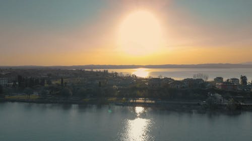 湖上的日出景 · 免费素材视频