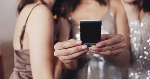 女人看即时照片上的视频 · 免费素材视频
