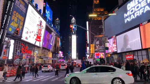 繁忙的时代广场街的人和周围环境的画面 · 免费素材视频