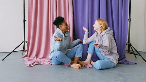 两个女人坐在地板上拥抱 · 免费素材视频