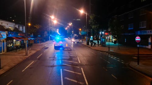 晚上凌晨，伦敦大街上的无限制流量夜间旅行 · 免费素材视频