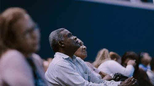 一对夫妇坐在人群中 · 免费素材视频