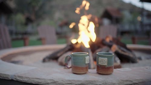 在篝火上的两个陶瓷咖啡杯 · 免费素材视频
