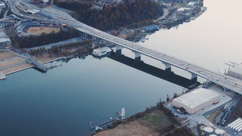 日落时城市景观的鸟瞰图 · 免费素材视频