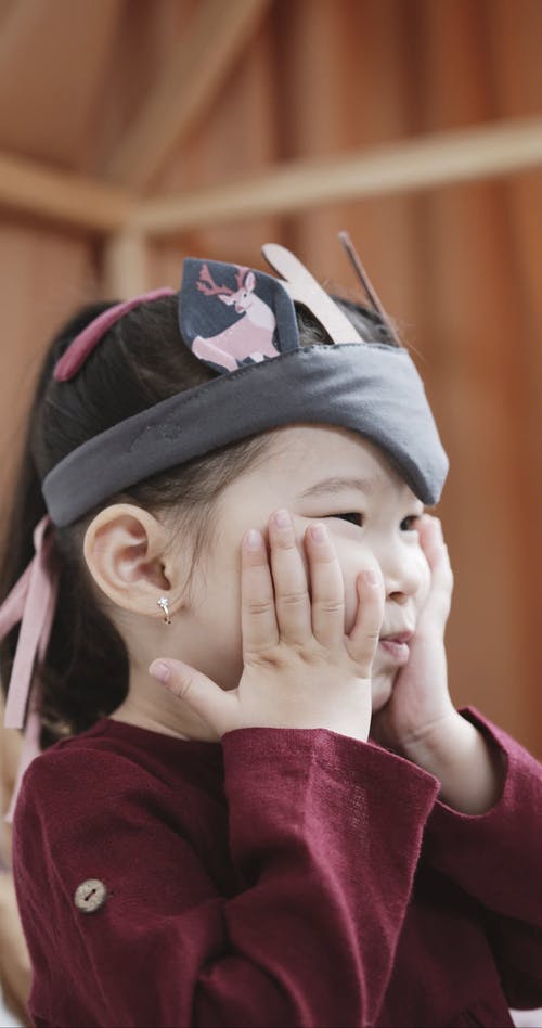 一个女孩的嘴唇锁吹使她的脸颊浮肿 · 免费素材视频