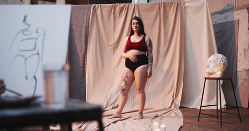 一个妖woman的女人，为一幅人体艺术绘画摆姿势 · 免费素材视频