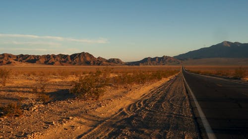 为穿越沙漠而建的沥青路面上的裂缝 · 免费素材视频