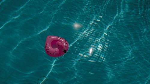 漂浮在游泳池中的充气浮子 · 免费素材视频