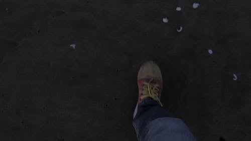 一个人在海边散步，在沙滩上留下足迹 · 免费素材视频