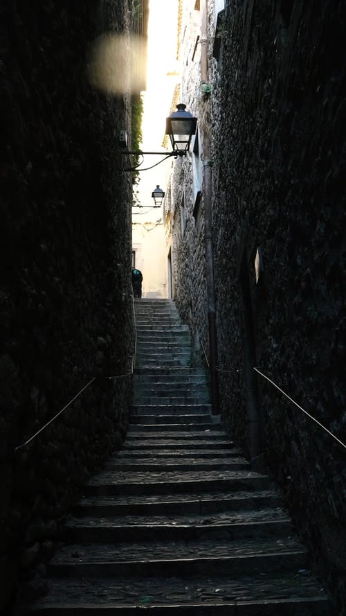 在陡峭而狭窄的小巷上建造的混凝土楼梯 · 免费素材视频