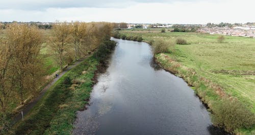 田野间的河 · 免费素材视频