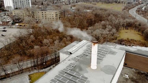 烟雾从制造工厂的烟囱冒出来 · 免费素材视频