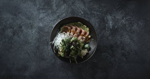一个人使用智能手机拍照的盘子 · 免费素材视频