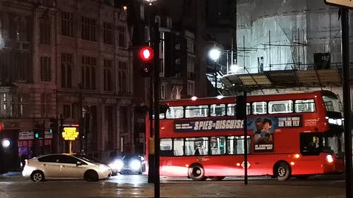 晚上在伦敦相交的道路上的交通 · 免费素材视频