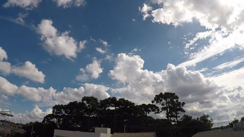 阳光穿过云层 · 免费素材视频