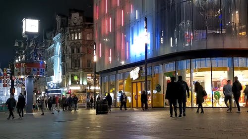 人们走在伦敦商业中心步行街上的商店和商店 · 免费素材视频