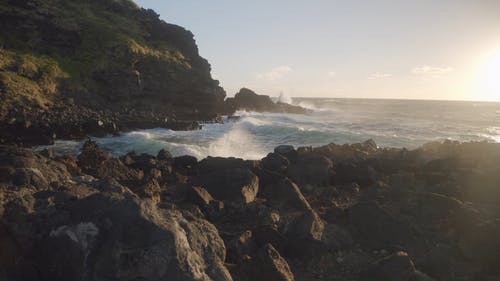 大浪冲撞岩石海岸线 · 免费素材视频