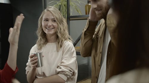 在听的时候喝一杯的女人 · 免费素材视频