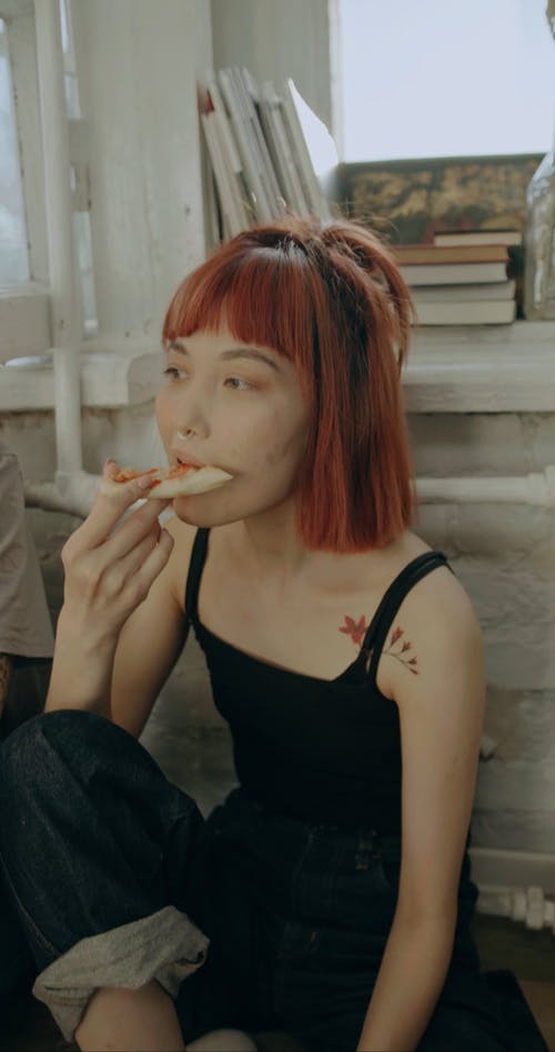 有关刺青的, 吃, 坐的免费素材视频