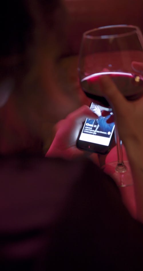 有关3C用品, iPhone, 一杯酒的免费素材视频