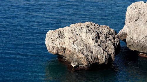 海面以上的天然岩层 · 免费素材视频