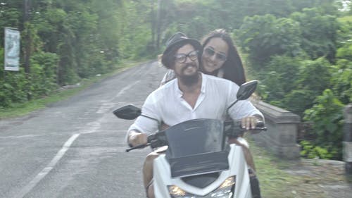 一对夫妇在农村骑摩托车 · 免费素材视频