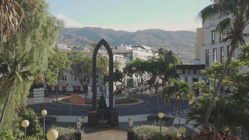 一座俯瞰公路的纪念碑 · 免费素材视频