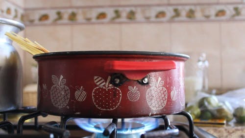 一壶开水的厨师煮意大利面 · 免费素材视频