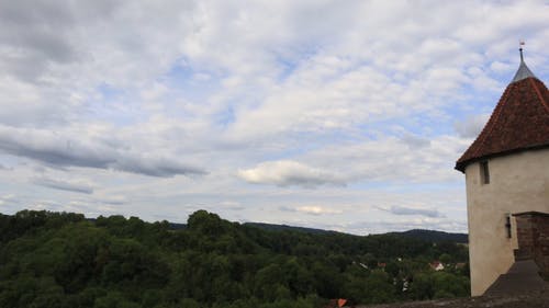 云向相反方向移动 · 免费素材视频