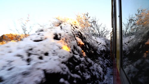 一列火车穿越印度喜马al尔州雪山铁路 · 免费素材视频