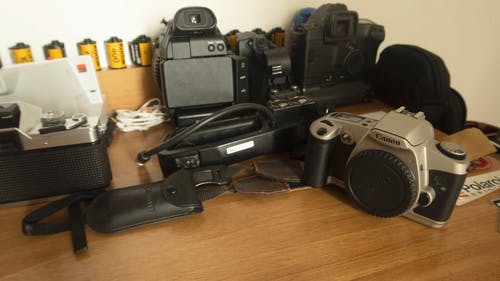 桌上的各种相机 · 免费素材视频