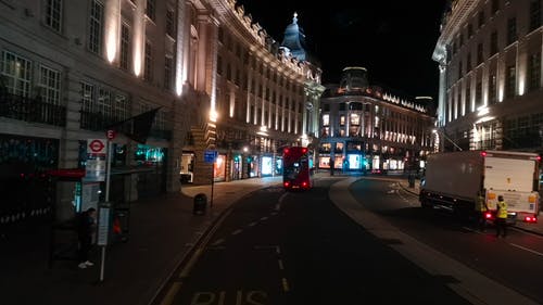 晚上在伦敦的一条街 · 免费素材视频
