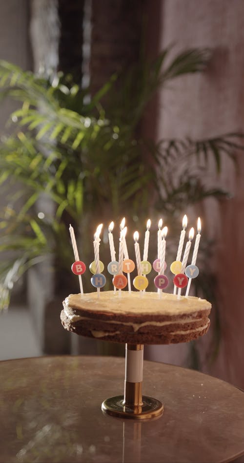一支未点燃的蜡烛未点燃，点燃了生日蛋糕 · 免费素材视频