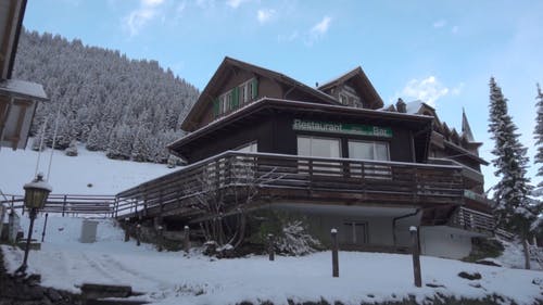 在瑞士白雪覆盖的山上建造的酒店酒吧和餐厅 · 免费素材视频