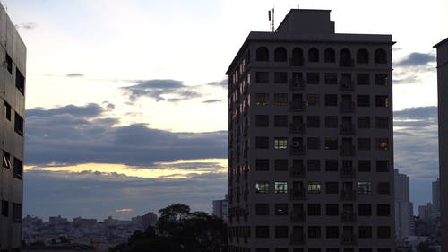 人们在城市建筑物内活动的延时录像 · 免费素材视频