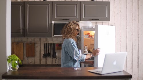 有关倒酒, 呆在家里, 在家的免费素材视频