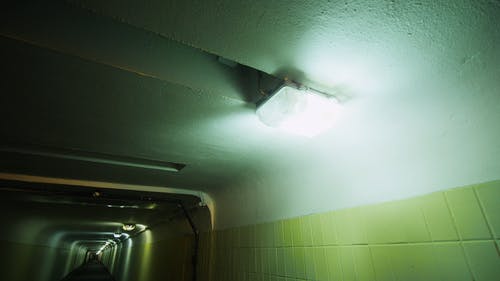 地下通道的荧光灯 · 免费素材视频