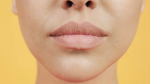一个女人的嘴唇的特写视图 · 免费素材视频