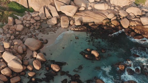 在海边的大石头的无人机画面 · 免费素材视频