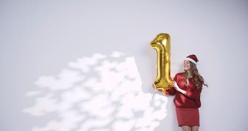 女人拿着一个金气球 · 免费素材视频