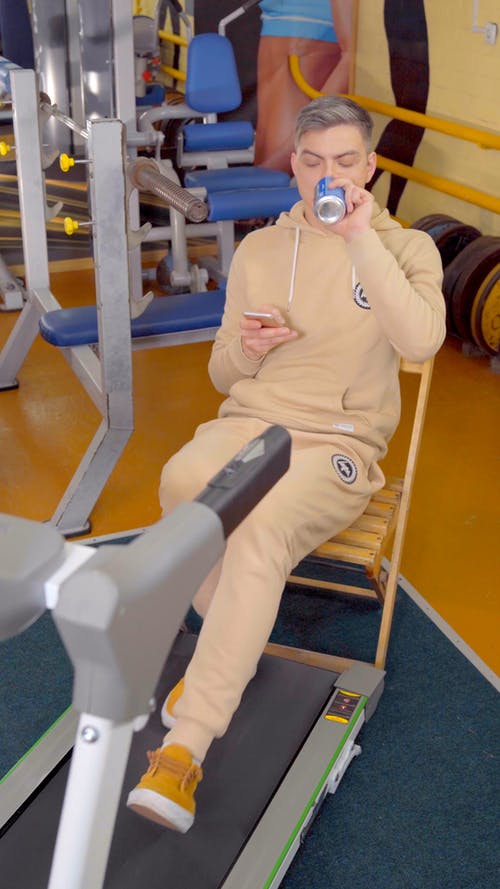 坐在椅子上做跑步机锻炼的人 · 免费素材视频