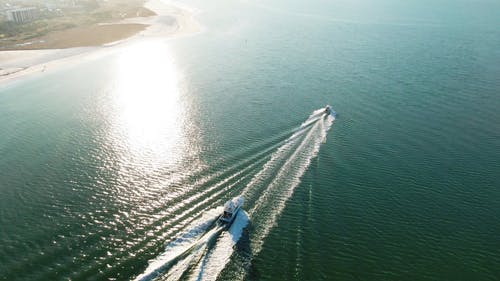 两艘摩托艇穿越海 · 免费素材视频