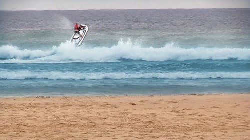 喷气式飞机逆着海浪漂浮 · 免费素材视频