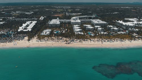 度假村和酒店建在海滩前 · 免费素材视频