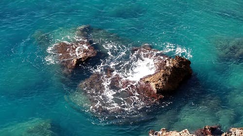 淹没在海边的岩层 · 免费素材视频