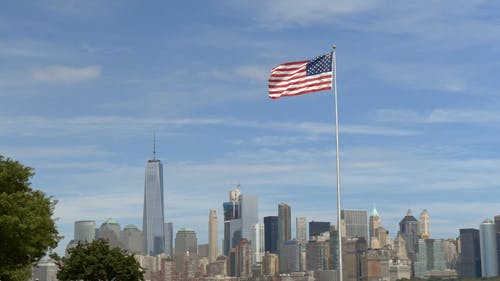风中摇曳的美国国旗 · 免费素材视频
